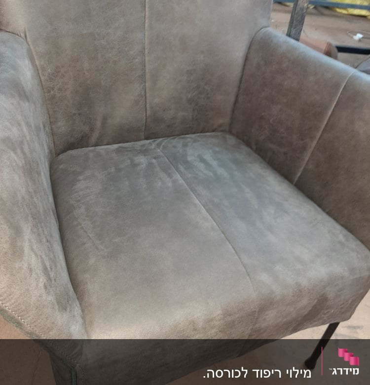 כיסא מרופד בבד אפור עם רגליים שחורות